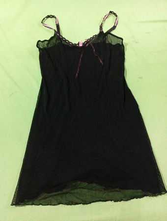 Schwarze transparente Chemise mit pinker Einfassung