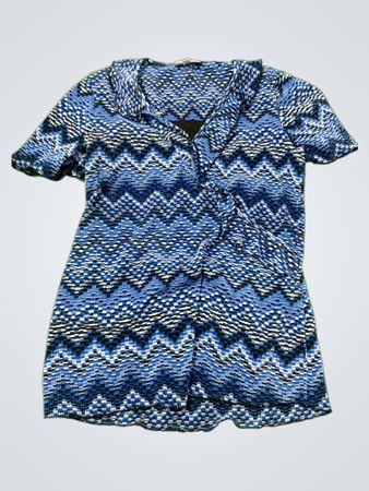 Classics Damen Blaues Oberteil mit geometrischem Print, kurzem Ärmel und Kragen