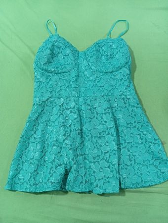 Türkisfarbenes Spitz-Mini-Kleid