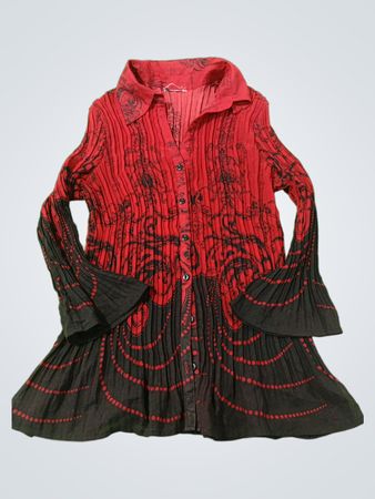 Rotes und schwarzes plissiertes Langarmhemd mit abstraktem Druck