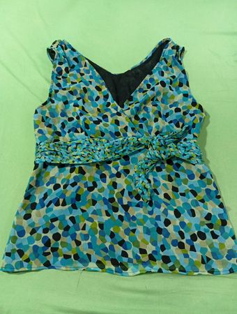 Ärmellose V-Ausschnitt-Bluse mit abstraktem Print und Taillenbändern