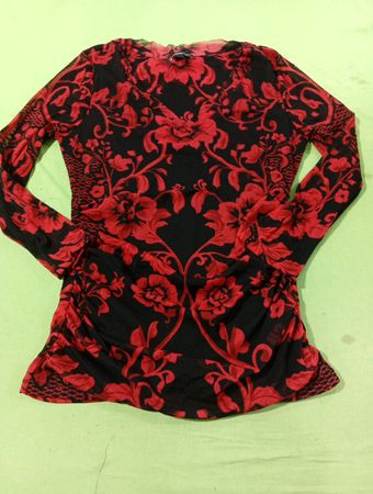 INC International Concepts Rotes Blumenmuster Langarmshirt