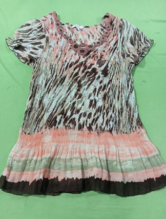 Dressbarn Woman bedrucktes plissiertes Oberteil