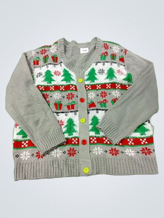 Grauer Weihnachtspullover mit Tannenbäumen und Geschenken