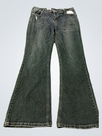 Dunkel gewaschene Flared-Jeans mit bestickten Gesäßtaschen