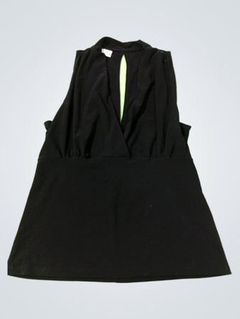 Charlotte Russe Schwarzes ärmelloses Mockneck-Top mit Schlitz am Ausschnitt