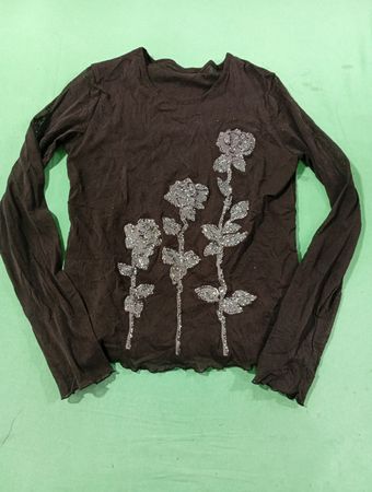 Braunes Langarmshirt mit glitzernden Rosenverzierungen