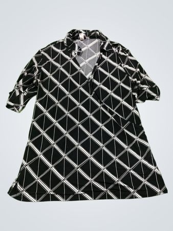 Schwarz-weißes Kleid mit geometrischem Muster