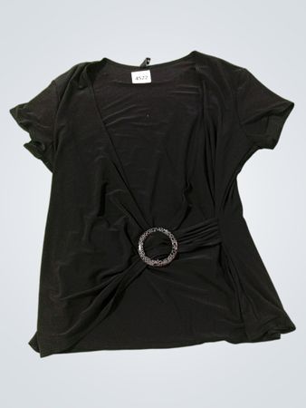 Schwarzes Top mit dekorativem Ring