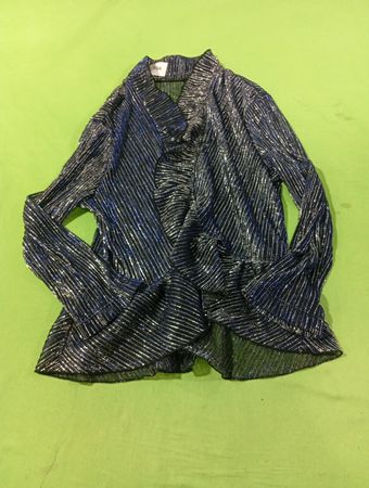 Damenjacke mit glitzernden blauen und silbernen Streifen und Rüschen