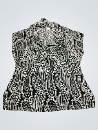 Aria Petite von Creative Design Works Schwarzes und weißes Paisley-Muster Cowl-Neck-Oberteil