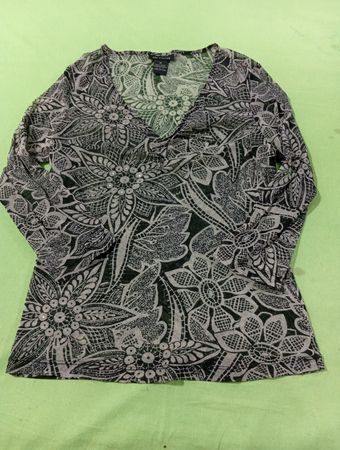 The Limited Damen Oberteil mit langen Ärmeln und transparentem Blumenmuster