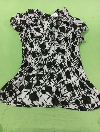 East5th Damen Bluse mit schwarzem und weißem abstraktem Muster und Faltenwurf
