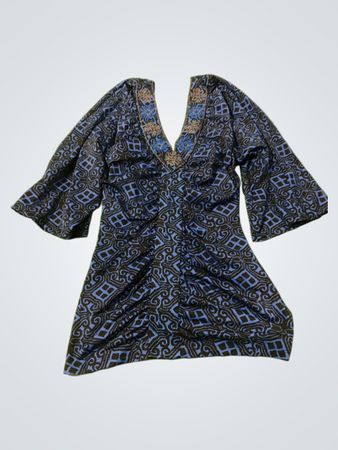 INC International Concepts Petite Blau und Schwarz bedrucktes V-Ausschnitt Top
