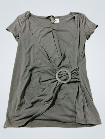 Sechzehn Stretch-Grau Top mit gerafften Details und Ringakzent