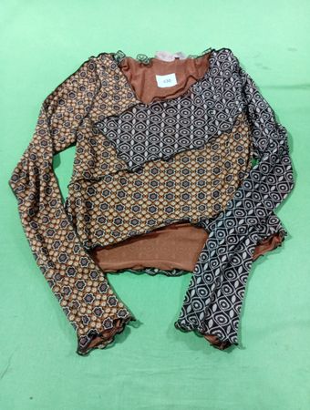 Braunes Mesh-Oberteil mit langen Ärmeln und geometrischem Muster