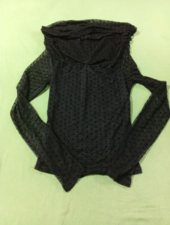 Schwarzes Netz-Top mit Polka-Dots, langen Ärmeln und Kapuze