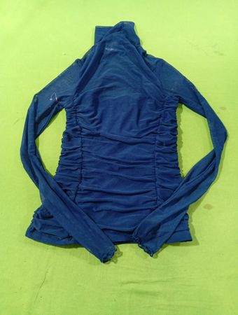 Blaues gerafftes Rollkragenoberteil