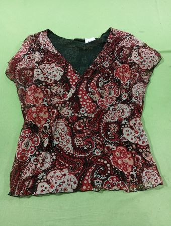 New York & Company Paisley-Print V-Ausschnitt Top