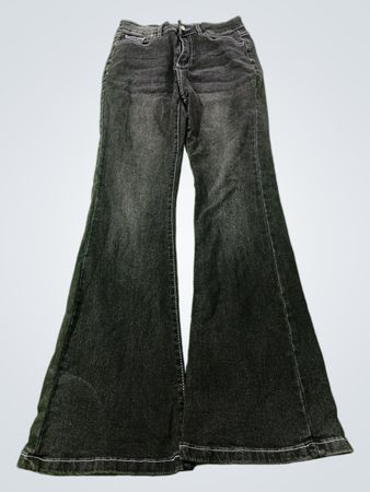 Schwarze Flare-Jeans mit weißer Naht und verzierteren Taschen