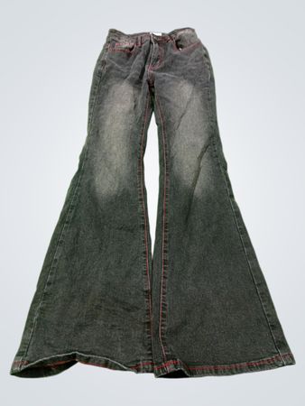 Dunkelgewaschene Flared-Jeans mit roter Naht und Schmetterlingsstickerei