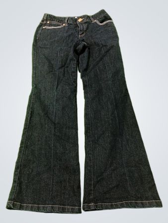 Dunkel gewaschene Schlagjeans