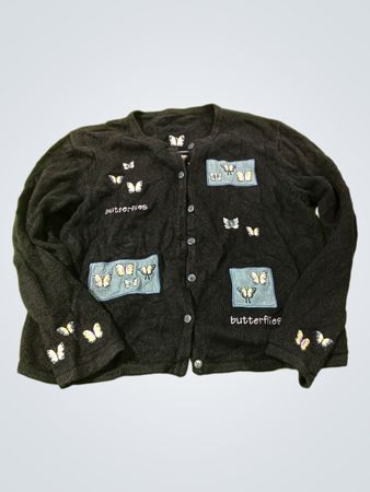 Schwarzer Cardigan mit Schmetterlingsstickerei und dem Wort "butterflies