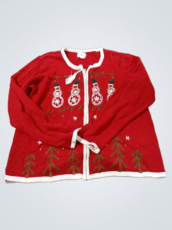Roter Weihnachtspullover mit Schneemann- und Tannenbaumapplikation