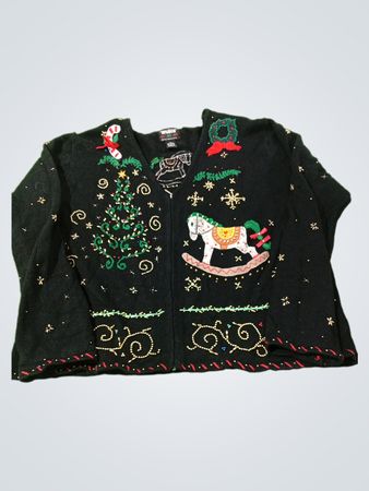 Weihnachtspullover mit Schaukelpferd und Tanne