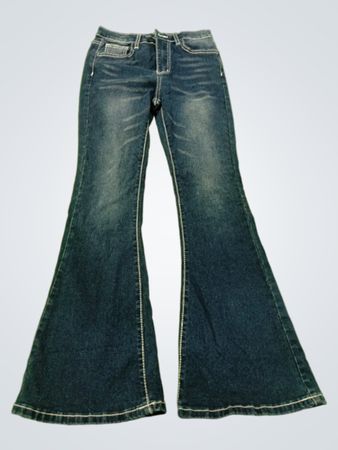 Blaue Schlagjeans mit weißer Naht und Schmetterlingsverzierungen auf den Gesäßtaschen