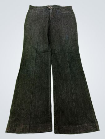 Dunkelblaue Schlagjeans