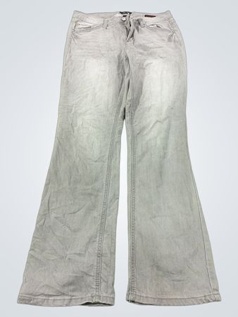 Earl Jean ausgestellte Jeans