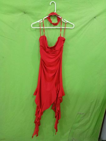 Rotes Neckholder-Kleid mit Rüschen