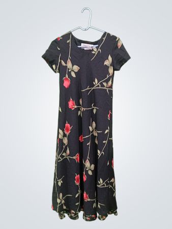 Jessica Howard Petite schwarzes Kleid mit Rosenmuster