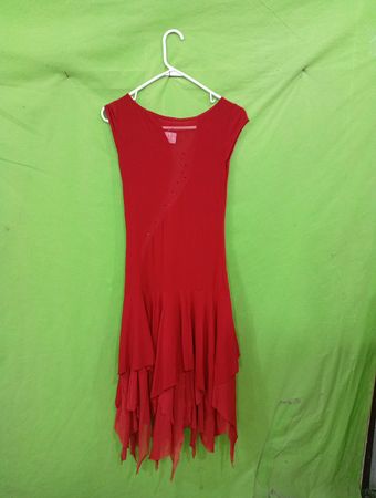 Rotes Kleid mit gerafftem Saum
