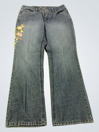 Liz Claiborne Bootcut Petite Jeans mit Blumenstickerei