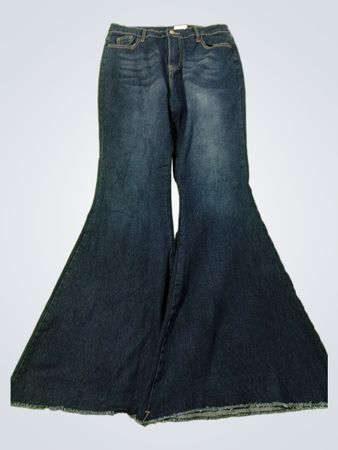 Ausgestellte Schlagjeans