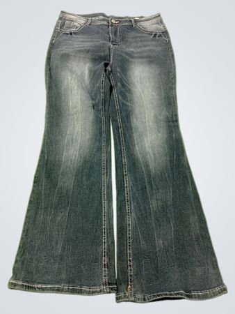 Jeans mit ausgestelltem Bein und Flügelstickerei