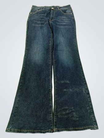 Blaue Flare-Jeans mit weißer Naht und verzierten Taschen