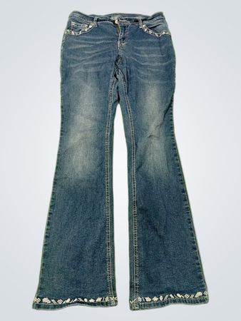 Damenjeans mit ausgestelltem Bein und bestickten Bündchen