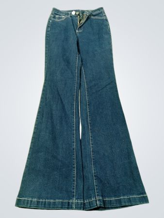 Blaue Jeans mit ausgestelltem Bein