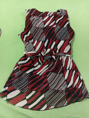 Ärmelloses V-Ausschnitt-Kleid mit abstraktem Print und Bindegürtel