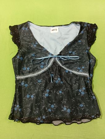Schwarzes Mesh-Oberteil mit Blumenmuster und blauem Schleifenband