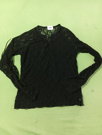 Schwarzes Spitzenshirt mit langen Ärmeln und Bindendetail
