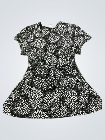 Christopher & Banks Damen Kleid mit V-Ausschnitt, kurze Ärmel, schwarz-weißes Blumenmuster
