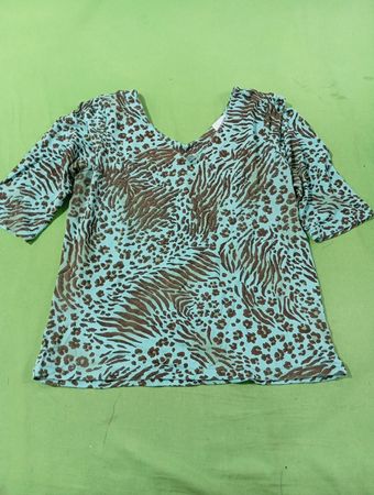 Blaues Oberteil mit braunem Animal-Print