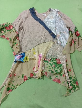 Asymmetrisch bedrucktes Top mit Blumenmuster