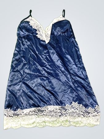 Blaue Satinnachthemd mit weißer Spitzenverzierung
