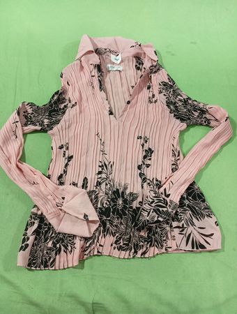 Rosa plissierte Bluse mit schwarzem Blumenmuster