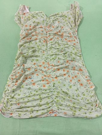 Rüschiges Mini-Kleid mit floralem Muster